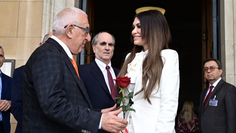 Στη Βουλή η Κίμπερλι Γκίλφοϊλ – Συνάντηση με το Νικήτα Κακλαμάνη