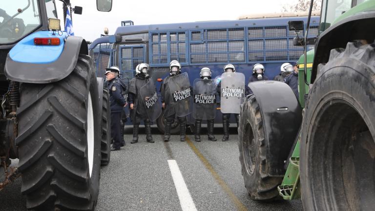 Μαζικές αγροτικές κινητοποιήσεις σε όλη τη χώρα – Κλιμάκωση με μπλόκα, συγκρούσεις και αποκλεισμούς συνοριακών σταθμών