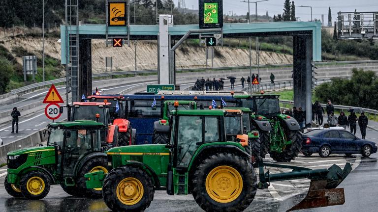 Σε πλήρη εξέλιξη οι αγροτικές κινητοποιήσεις σε όλη τη χώρα – Πού έχουν στηθεί μπλόκα