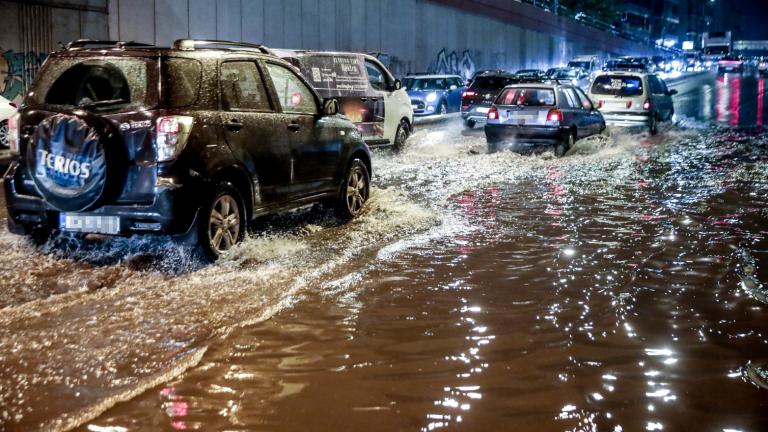 Η κακοκαιρία Byron σφυροκοπά τη χώρα: Πλημμύρες, εγκλωβισμοί, διακοπές κυκλοφορίας και επαναλαμβανόμενα μηνύματα 112