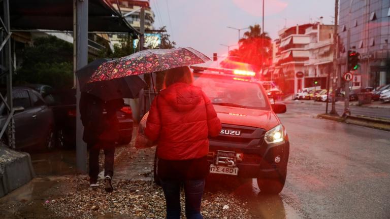ΕΛ.ΑΣ: Πάνω από 300 κλήσεις για απεγκλωβισμούς – Συνεργασία αστυνομίας και αγροτών στους δρόμους