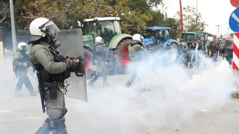 Σε πλήρη εξέλιξη τα αγροτικά μπλόκα – Μικροεπεισόδια κοντά στο αεροδρόμιο «Μακεδονία»