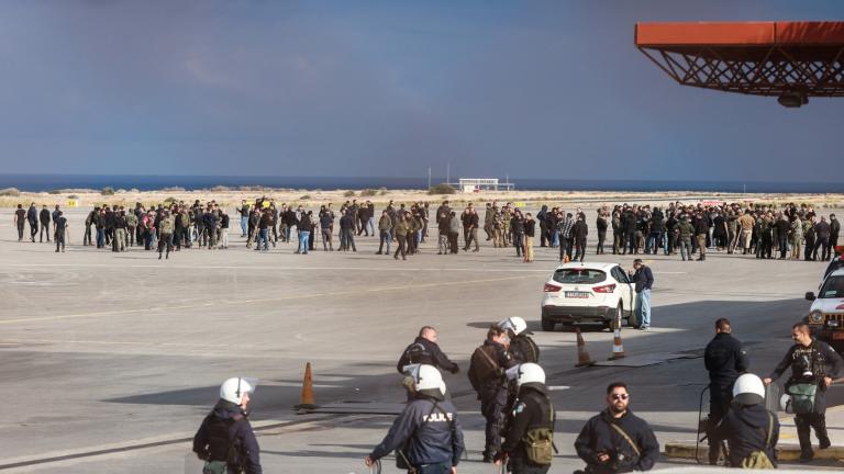 Κρήτη - Αγροτικές κινητοποιήσεις: Έκλεισαν τα αεροδρόμια Χανίων και Ηρακλείου — Εκτεταμένες συγκρούσεις με την αστυνομία 