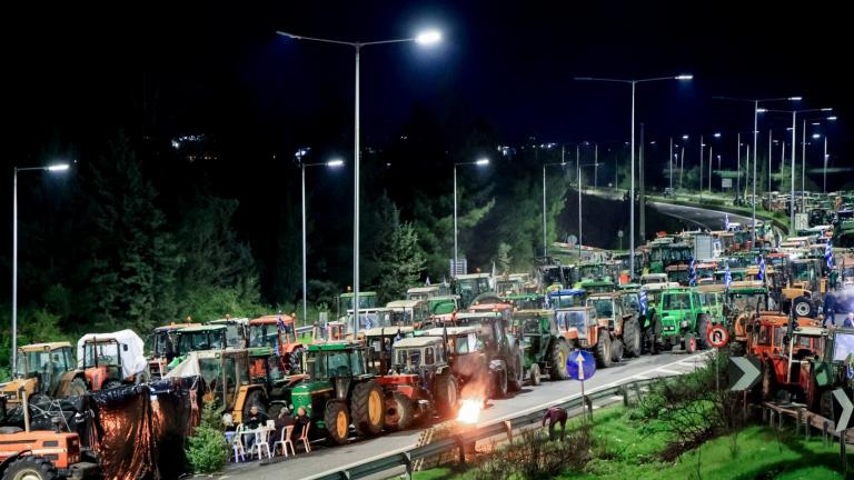 Αποφασισμένοι να κλιμακώσουν τις κινητοποιήσεις οι αγρότες: Σε ποια κομβικά σημεία έχουν στηθεί μπλόκα