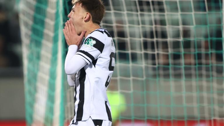 Ζωντανός μετά από γκραν γκινιόλ στο Ράζγκραντ ο ΠΑΟΚ! Ο Δικέφαλος του Βορρά είδε τη Λουντογκόρετς να κάνει ανατροπή στην ανατροπή και βρέθηκε φάτσα με την ήττα, όμως το παρθενικό, ευρωπαϊκό γκολ του Μύθου στο 90ό λεπτό επέτρεψε στους Θεσσαλονικείς να ισοφαρίσουν σε 3-3 και να φύγουν αλώβητοι από τη Βουλγαρία.  Τρομερό ματς από τον Ντεσπόντοφ, που είχε γκολ και ασίστ αλλά δεν πανηγύρισε ενάντια στην παλιά του ομάδα, με την είσοδο του Κωνσταντέλια να δίνει πνοή στην ομάδα του Ραζβάν Λουτσέσκου. 00:12 UECL: Σά