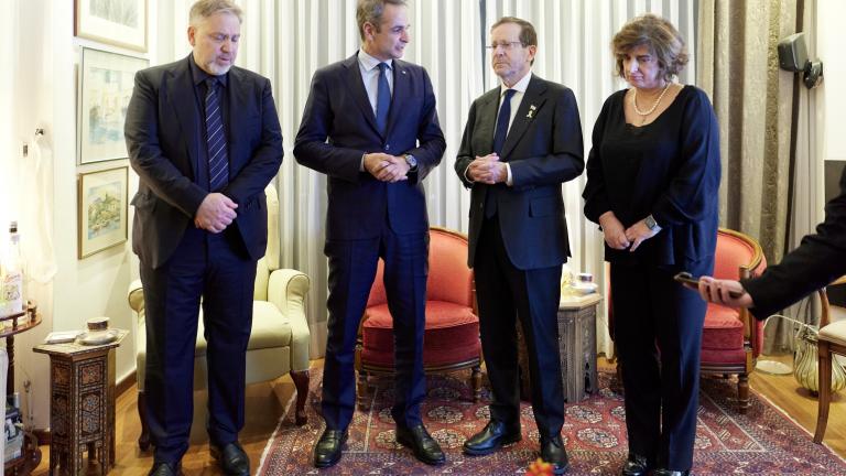 Συνάντηση Μητσοτάκη με τους γονείς του Ιωνά Καρούση: «Να καταπολεμήσουμε την τρομοκρατία σε όλες τις μορφές της» 