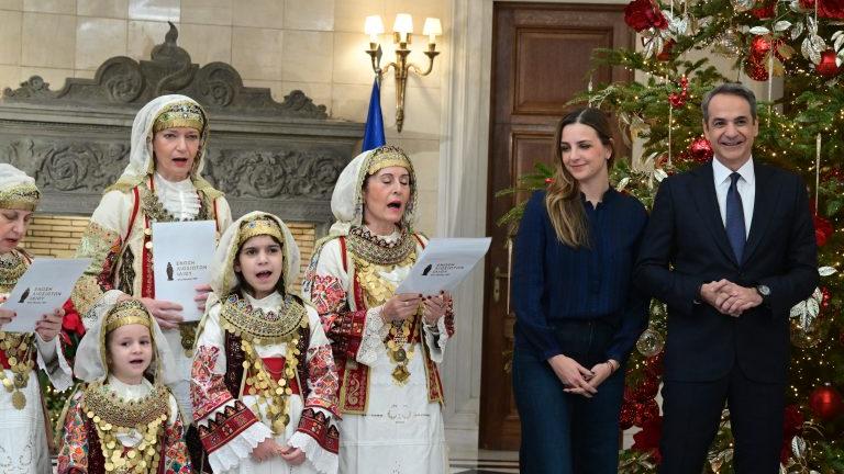 Τα Κάλαντα της Πρωτοχρονιάς στον Πρόεδρο της Δημοκρατίας, τον πρωθυπουργό και τους πολιτικούς αρχηγούς