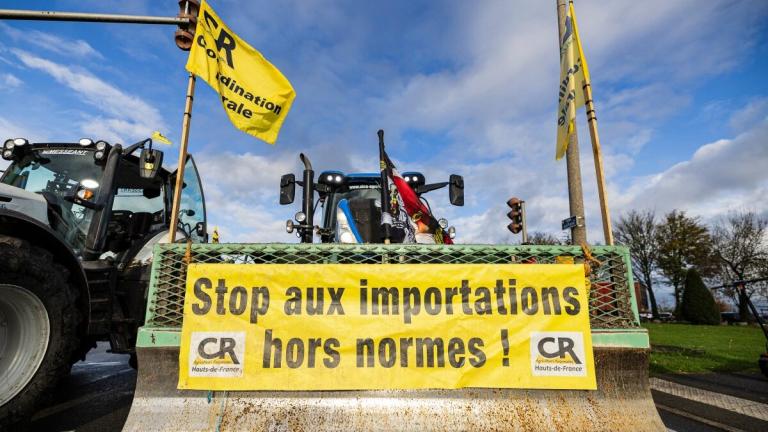 Αγροτικές κινητοποιήσεις και στη Γαλλία: Αποκλεισμοί δρόμων και ένταση με την αστυνομία