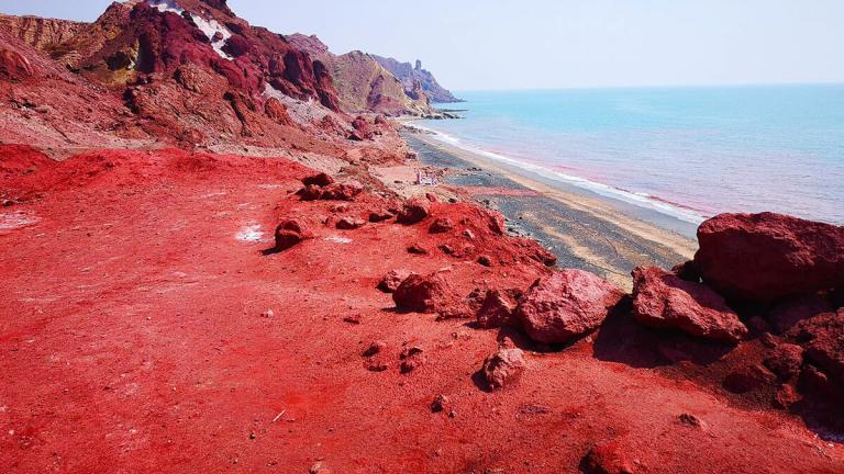 Απόκοσμες εικόνες στο Ιράν: Γιατί η θάλασσα στο Ορμούζ βάφτηκε κόκκινη