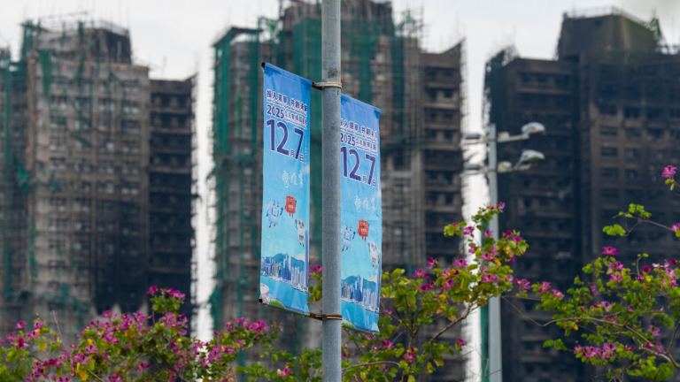 Εκλογές στο Χονγκ Κονγκ: Χαμηλή συμμετοχή λόγω πένθους για τα θύματα των πυρκαγιών