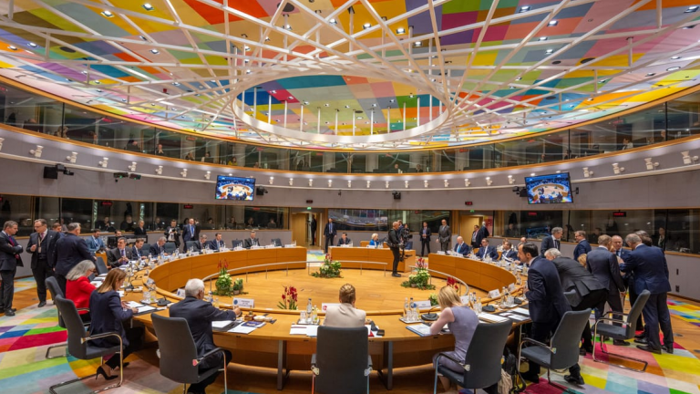 ΕΕ: Δάνειο 90 δισ. ευρώ στην Ουκρανία — Πολιτικός συμβιβασμός ανάγκης και ρήγματα στην ευρωπαϊκή ενότητα