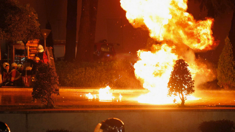 Αλβανία: Επεισόδια σε αντικυβερνητική διαδήλωση στα Τίρανα - Μολότοφ έξω από το γραφείο του Ράμα