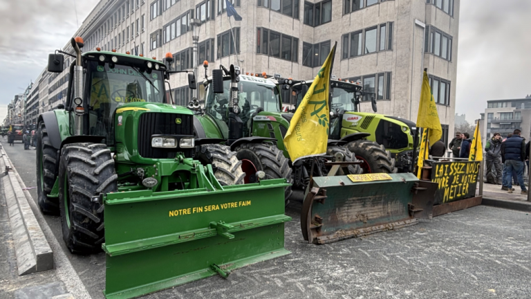 Μαζική κάθοδος αγροτών στις Βρυξέλλες: Διαμαρτύρονται για την αγροτική πολιτική της Ε.Ε