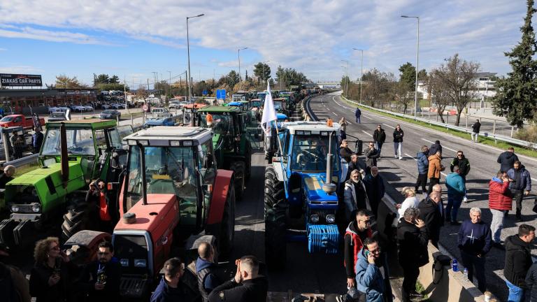 Αγροτικές κινητοποιήσεις: «Κομμένη στα δύο» η Ελλάδα – Αποκλεισμένος ο αυτοκινητόδρομος Ε65