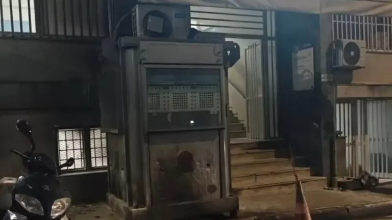 Επίθεση με μολότοφ στο ΑΤ Κυψέλης — Πληροφορίες για 14 προσαγωγές