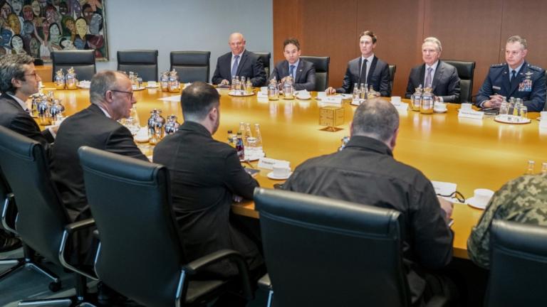 Κρίσιμες συνομιλίες στο Βερολίνο: Πιέσεις των ΗΠΑ προς τον Ζελένσκι για παραχώρηση εδαφών στη Ρωσία