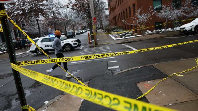 ΗΠΑ: Ανατροπή στην έρευνα για το μακελειό στο Πανεπιστήμιο Μπράουν – Ελεύθερος ο συλληφθείς, ανθρωποκυνηγητό για τον δράστη