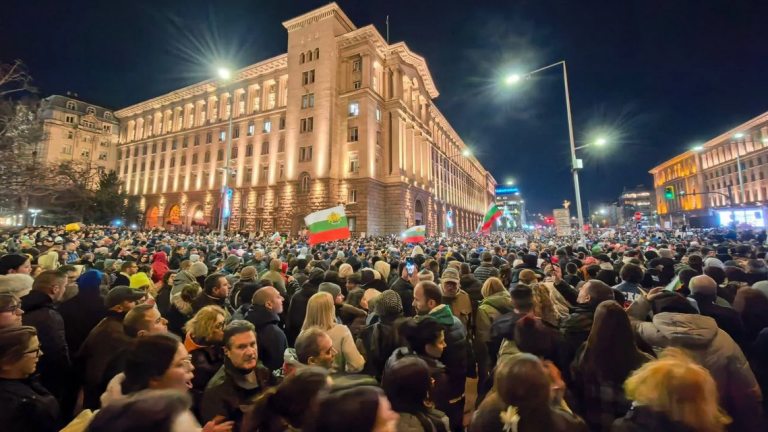Βουλγαρία: Χιλιάδες σε διαδηλώσεις διαμαρτυρίας στη Σόφια και τις μεγάλες πόλεις της χώρας