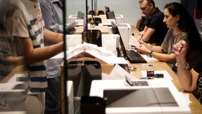 δημοσιοι υπαλληλοι