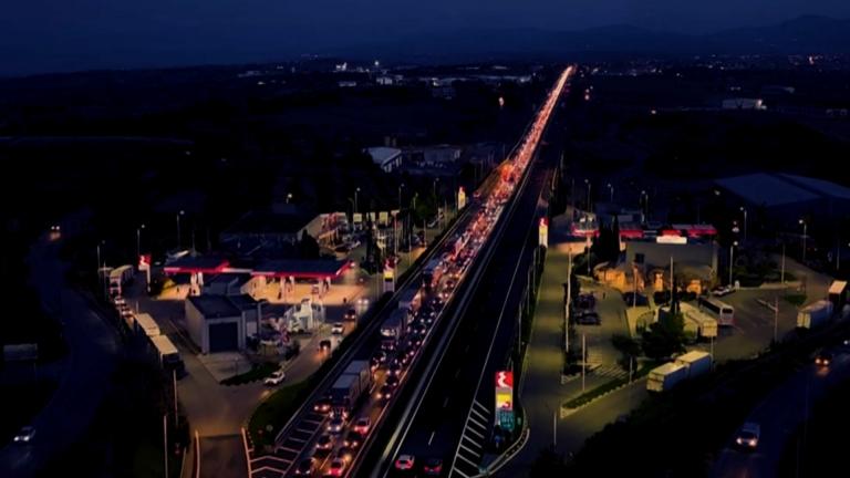 Ταλαιπωρία οδηγών: Ανοίγουν 2 λωρίδες σε Θήβα, Ριτσώνα και Κάστρο – Συζητήσεις Τροχαίας και αγροτών