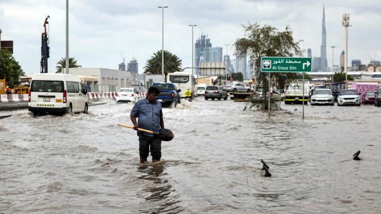 Ντουμπάι: Πλημμύρες από ισχυρές βροχπτώσεις – Προειδοποιήσεις προς τους κατοίκους