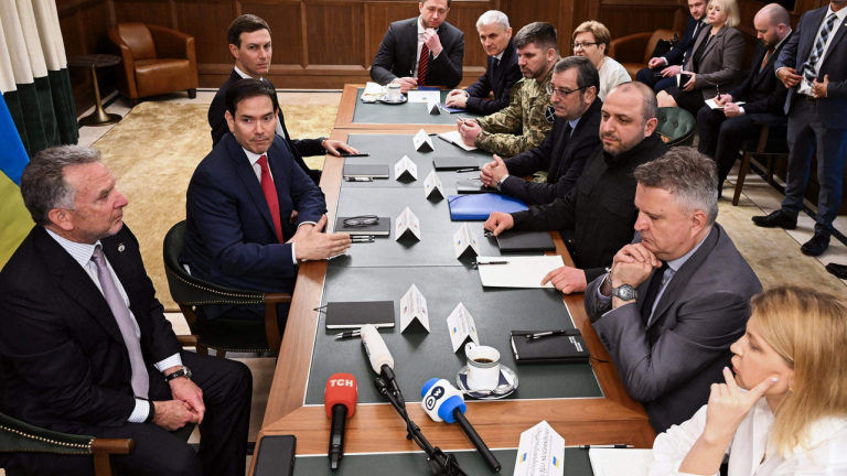 Σε εξέλιξη διαπραγματεύσεις για την Ουκρανία — Η Μόσχα διαψεύδει σενάρια τριμερών συνομιλιών με Ουάσινγκτον και Κίεβο