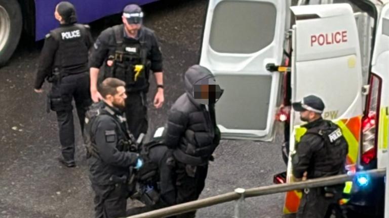 Σοβαρό επεισόδιο στο Λονδίνο: Επίθεση με σπρέι και κύμα αναστολών στις μεταφορές στο αεροδρόμιο Χίθροου