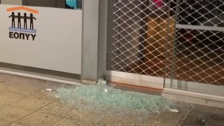Κουκάκι: Καταδρομική επίθεση από 40 άτομα - Έσπασαν καταστήματα και ΑΤΜ