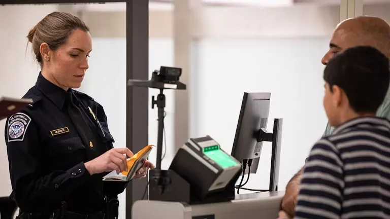 ΗΠΑ: Η Ελλάδα ανάμεσα στις 42 χώρες υποχρεωτικού ελέγχου social media για τουρίστες