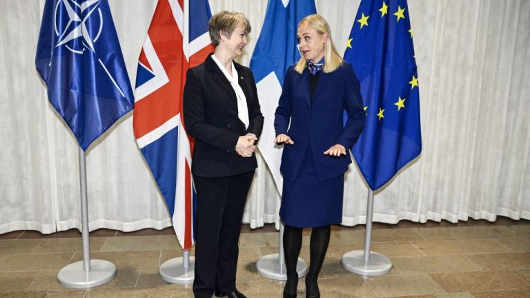 Η υπουργός Εξωτερικών του Ηνωμένου Βασιλείου, Υβέτ Κούπερ με τη Φιλανδή ομόλογό της Ελίνα Βάλτονεν