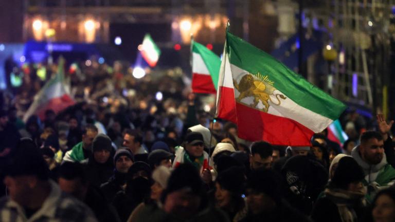 Διαδηλωτές περπατούν προς την ιρανική πρεσβεία κατά τη διάρκεια συγκέντρωσης υποστήριξης των πανεθνικών διαμαρτυριών στο Ιράν, στο Λονδίνο, Βρετανία, 11 Ιανουαρίου 2026