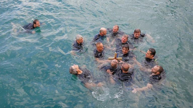 Θεοφάνεια στον Πειραιά: Με λαμπρότητα και κατάνυξη ο εορτασμός στον Πειραιά, παρουσία του ΠτΔ Κ.Τασούλα και του Αρχιεπισκόπου Ιερώνυμου 