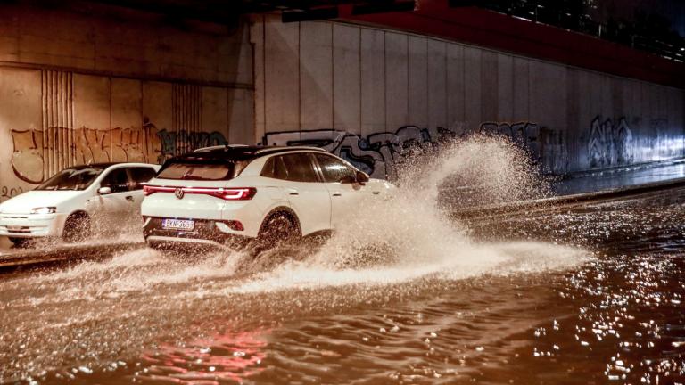 Στη δίνη της κακοκαιρίας η Αττική: 112 για εκκενώσεις, ποτάμια οι δρόμοι και φουσκωμένα ρέματα – Πού υπάρχουν κυκλοφοριακές ρυθμίσεις