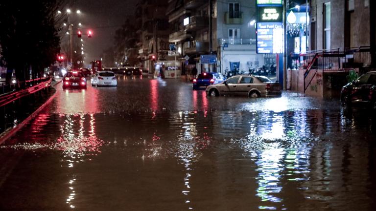 Κακοκαιρία: «Βούλιαξε» η Αττική — Ποτάμια οι δρόμοι, παρασύρθηκαν αυτοκίνητα, απεγκλωβίστηκαν πολίτες