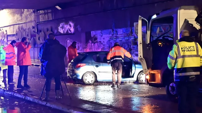 Γλυφάδα: Νεκρή γυναίκα που παρασύρθηκε από όχημα σε πλημμυρισμένο δρόμο