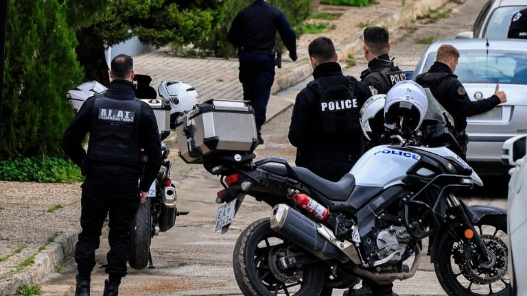 Γλυφάδα: Στον εισαγγελέα ο 46χρονος πατροκτόνος — Συγκλονίζουν οι μαρτυρίες της δολοφονίας