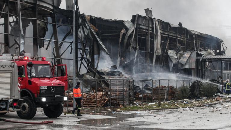 Τρίκαλα: Τέσσερις νεκρές εργαζόμενες, μια αγνοούμενη στο εργοστάσιο «Βιολάντα» — Έρευνες για τα αίτια της τραγωδίας