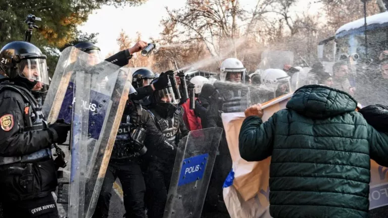 Τουρκία: Συγκρούσεις ανάμεσα σε φιλοκούρδους διαδηλωτές και την αστυνομία στα σύνορα με τη Συρία