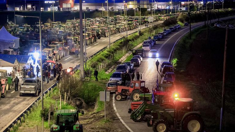 Κλιμακώνουν τις κινητοποιήσεις οι αγρότες μετά τις κυβερνητικές ανακοινώσεις – 18 μπλόκα ζητούν συνάντηση με Μητσοτάκη