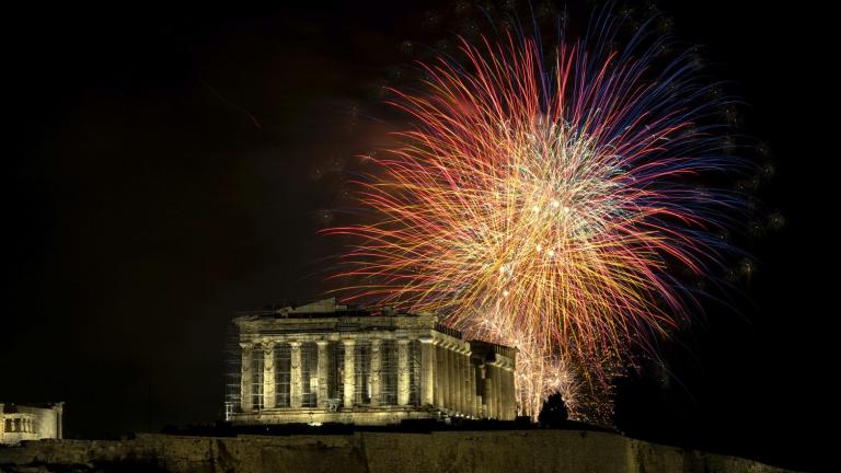 Η Ελλάδα υποδέχθηκε το 2026: Drone show, συναυλίες και χιλιάδες κόσμου στην υποδοχή του νέου χρόνου