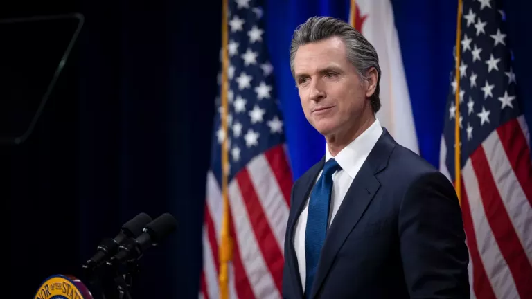 Ο κυβερνήτης της Καλιφόρνια Γκάβιν Νιούσομ θα παραστεί στο Νταβός ως αντίβαρο στον Τραμπ