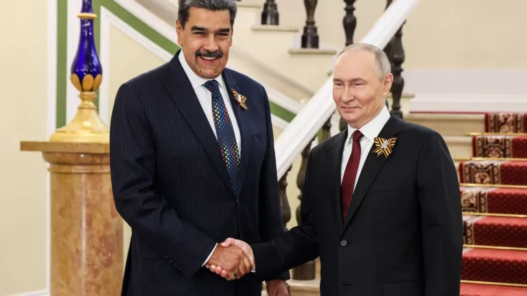 CNN: Γιατί ο Πούτιν σιώπησε στη σύλληψη του στρατηγικού του εταίρου Μαδούρο;