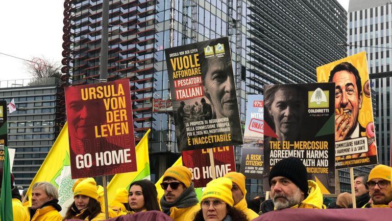 Διαδήλωση αγροτών έξω από το Ευρωπαϊκό Κοινοβούλιο κατά της συμφωνίας ΕΕ-Mercosur