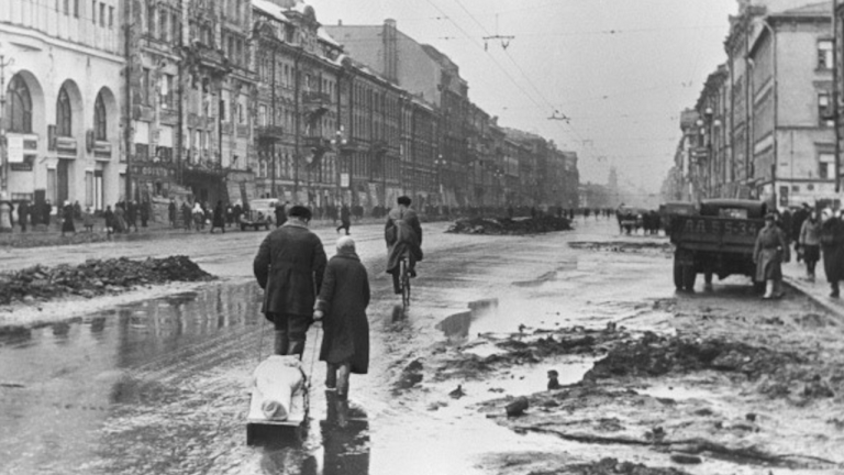 27 Ιανουαρίου 1944: Μετά από 900 μέρες σκληρότατων μαχών, λύθηκε η πολιορκία του Λένινγκραντ, από τον προελαύνοντα «Κόκκινο Στρατό»!