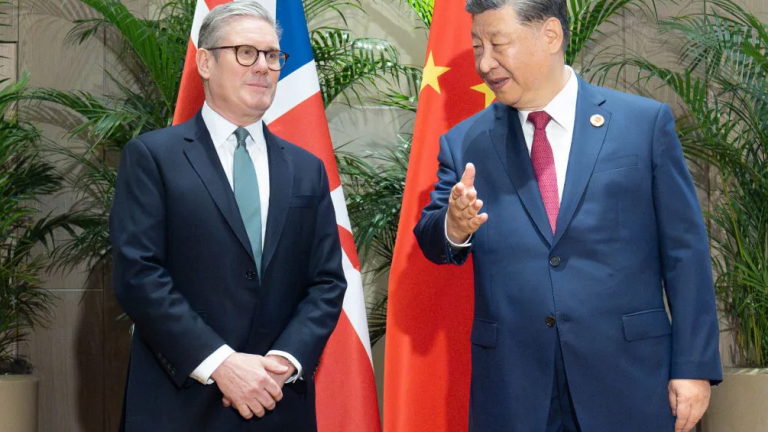 Συνομιλίες Σι – Στάρμερ στο Πεκίνο για εξομάλυνση των σχέσεων Κίνας–Βρετανίας