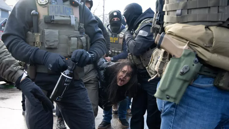 ΗΠΑ: Απειλές Τραμπ για ανάπτυξη στρατού στη Μινεάπολη - Πράκτορες της ICE χτύπησαν και συνέλαβαν γυναίκα ΑμΕΑ