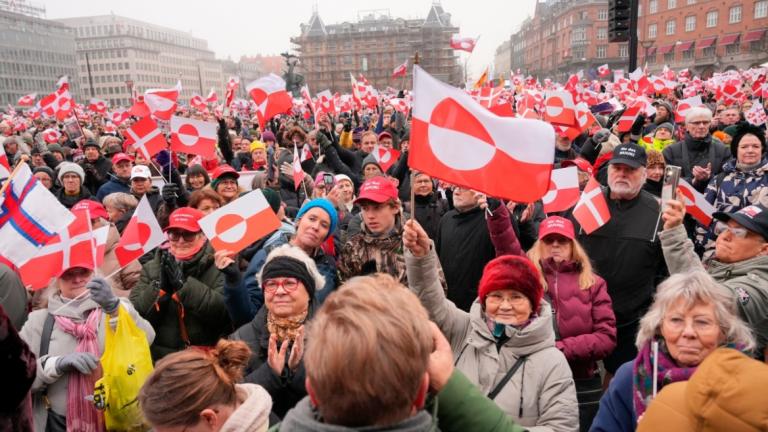 Κοπεγχάγη: Μαζική διαδήλωση κατά των σχεδίων Τραμπ για τη Γροιλανδία