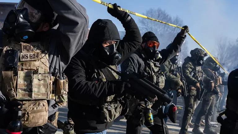 CNN: Δύο πράκτορες της ICE πυροβόλησαν τον Άλεξ Πρέτι - Τι αναφέρει έκθεση του υπουργείου Εσωτερικής Ασφάλειας