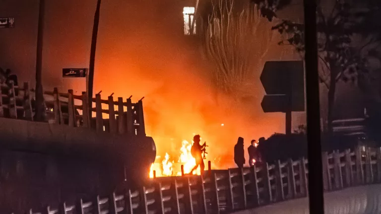 Καζάνι που βράζει το Ιράν: Αυξάνεται ο αριθμός των νεκρών – Απειλές Τραμπ για «πολύ σκληρή απάντηση»