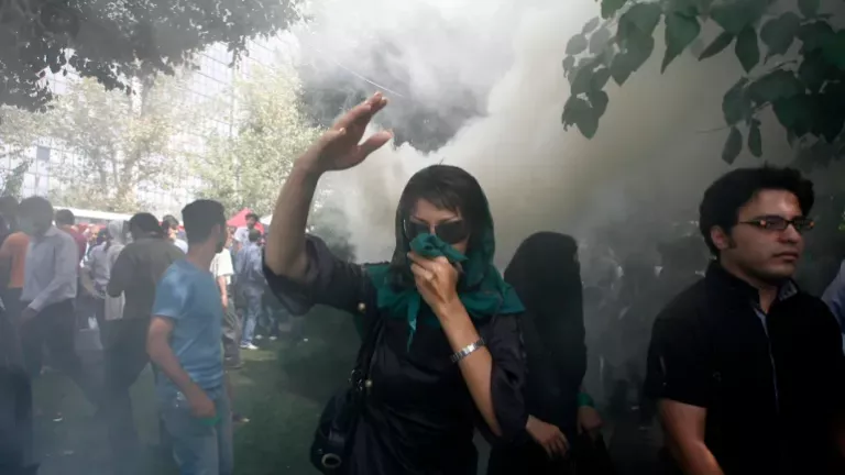 Αιματηρές διαδηλώσεις στο Ιράν για την οικονομική κρίση – Τουλάχιστον 16 νεκροί